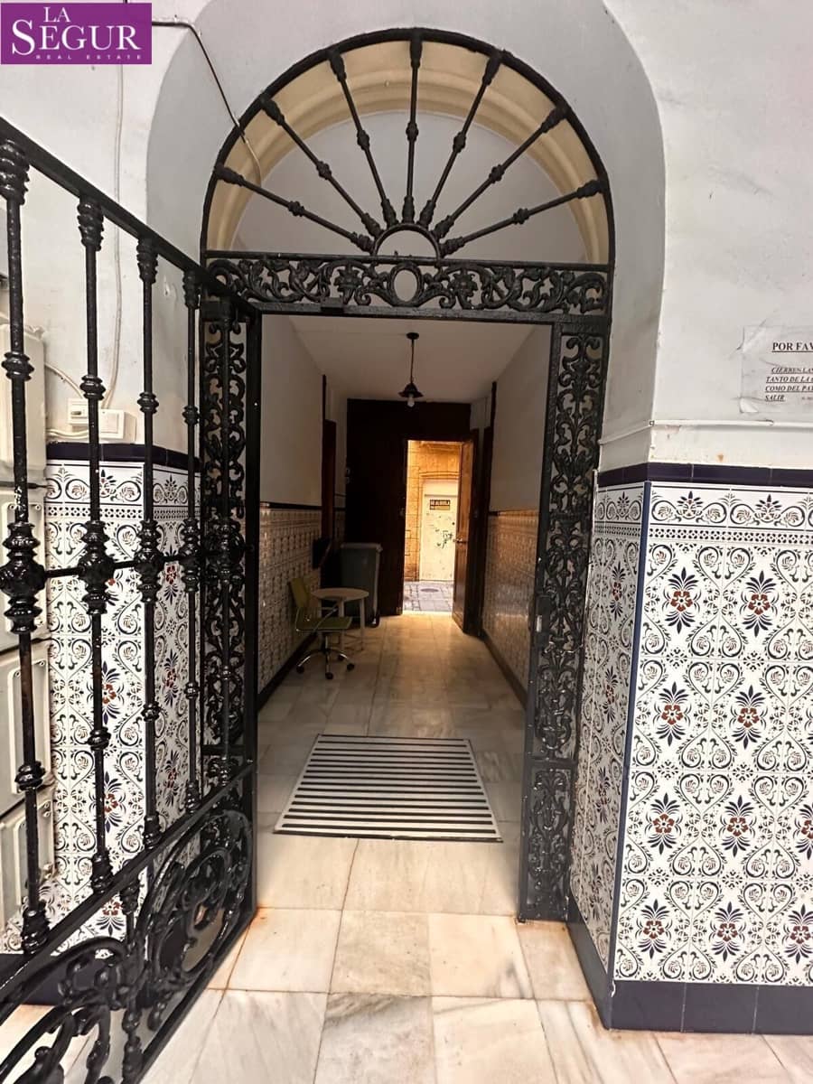 Commercieel te koop in Cadiz stad - € 250.000 (Ref: 8789724)