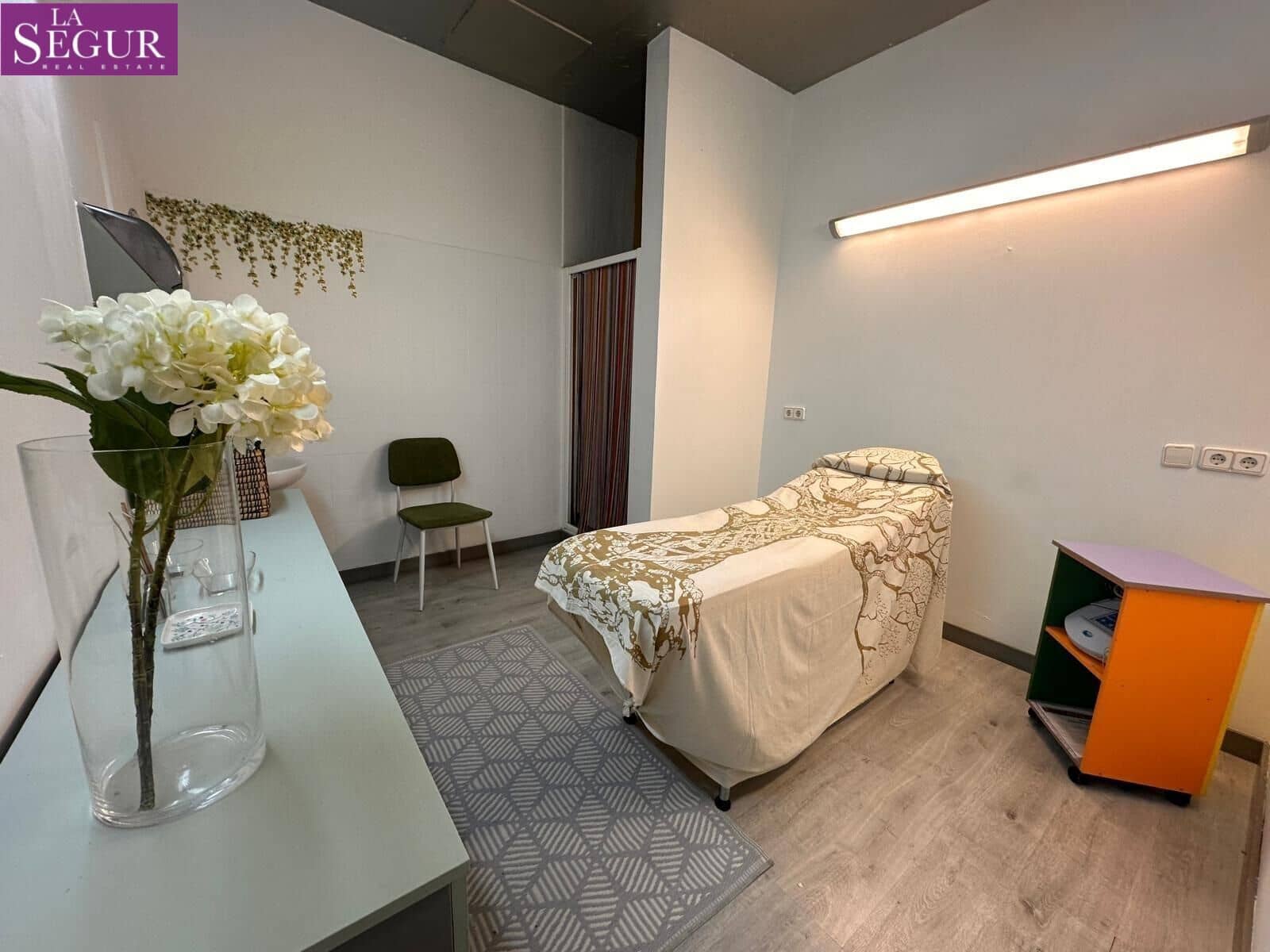 Commercieel te koop in Cadiz stad - € 250.000 (Ref: 8789724)