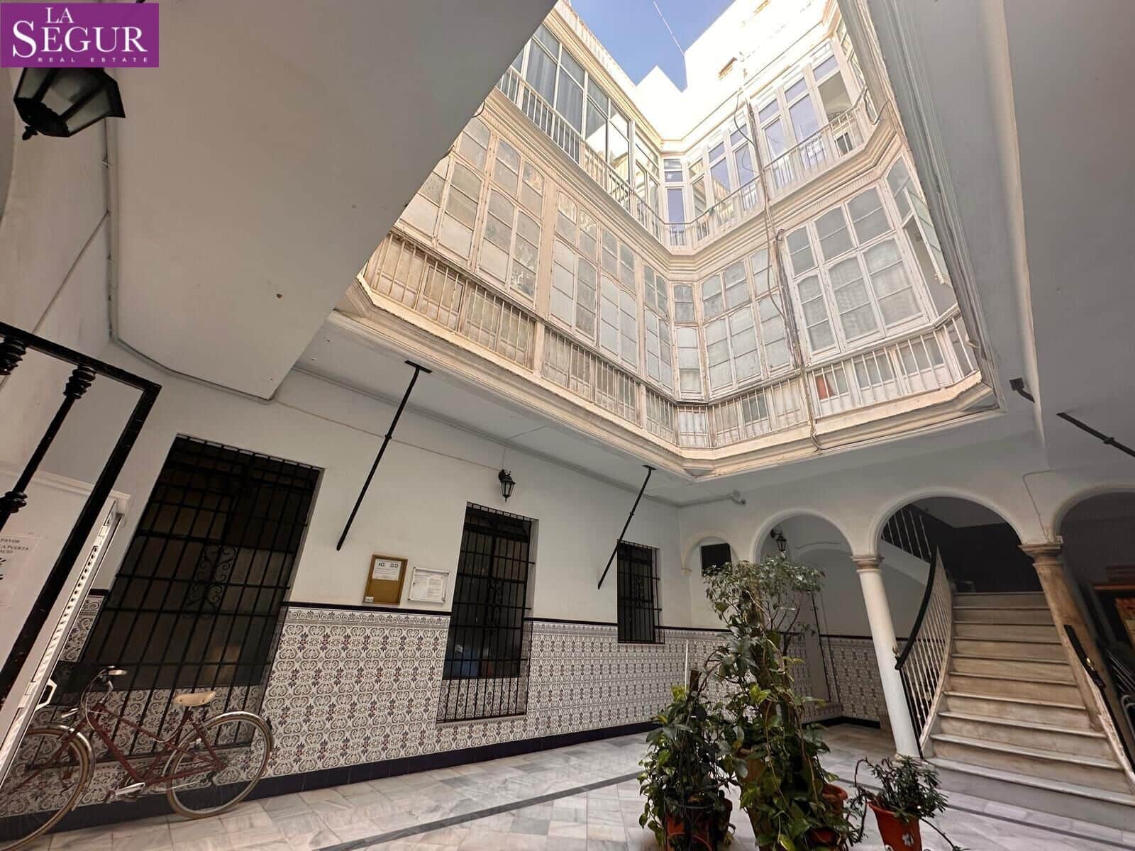 Commercieel te koop in Cadiz stad - € 250.000 (Ref: 8789724)