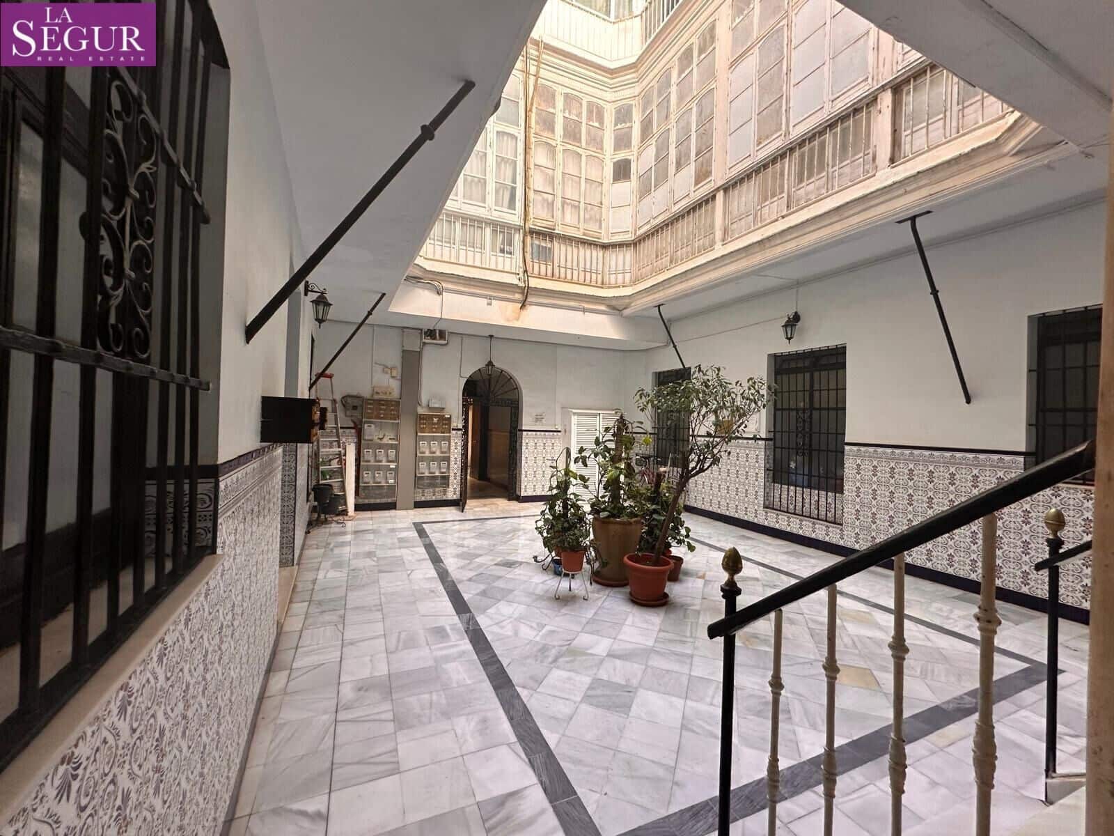 Commercieel te koop in Cadiz stad - € 250.000 (Ref: 8789724)