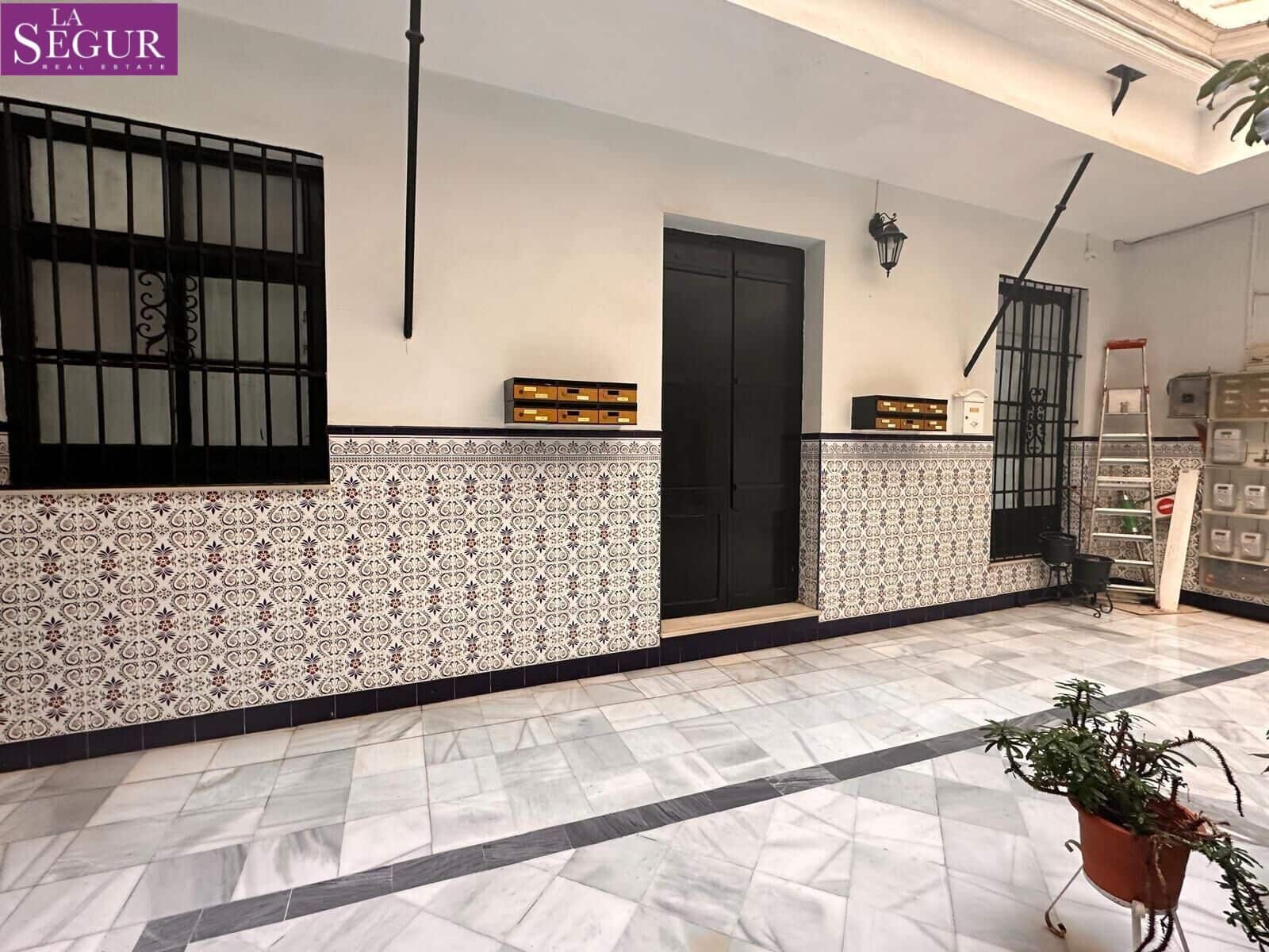 Commercieel te koop in Cadiz stad - € 250.000 (Ref: 8789724)