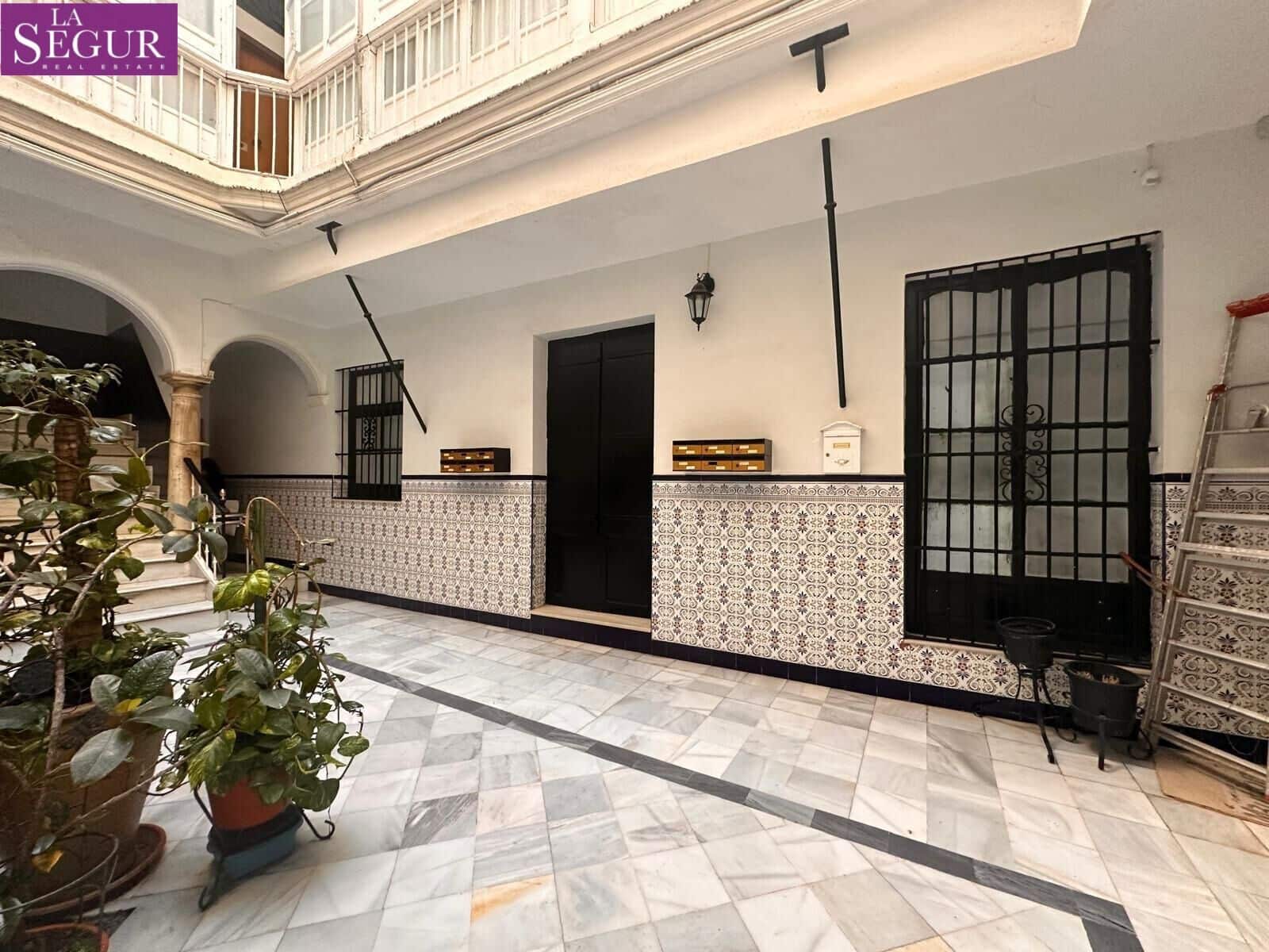 Commercieel te koop in Cadiz stad - € 250.000 (Ref: 8789724)