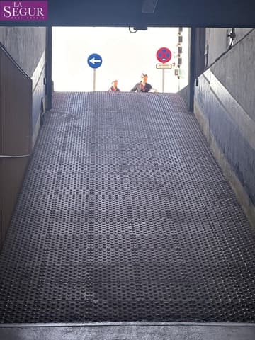 Garage til salg i Cádiz by - € 38.000 (Ref: 8802241)