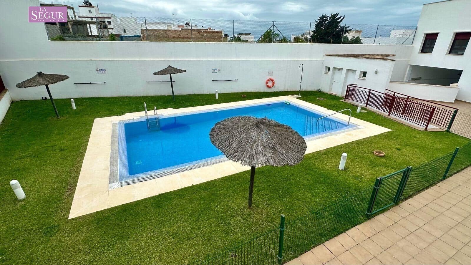 2 soveværelse Penthouse til salg i Conil de la Frontera med swimmingpool garage - € 415.000 (Ref: 8913072)