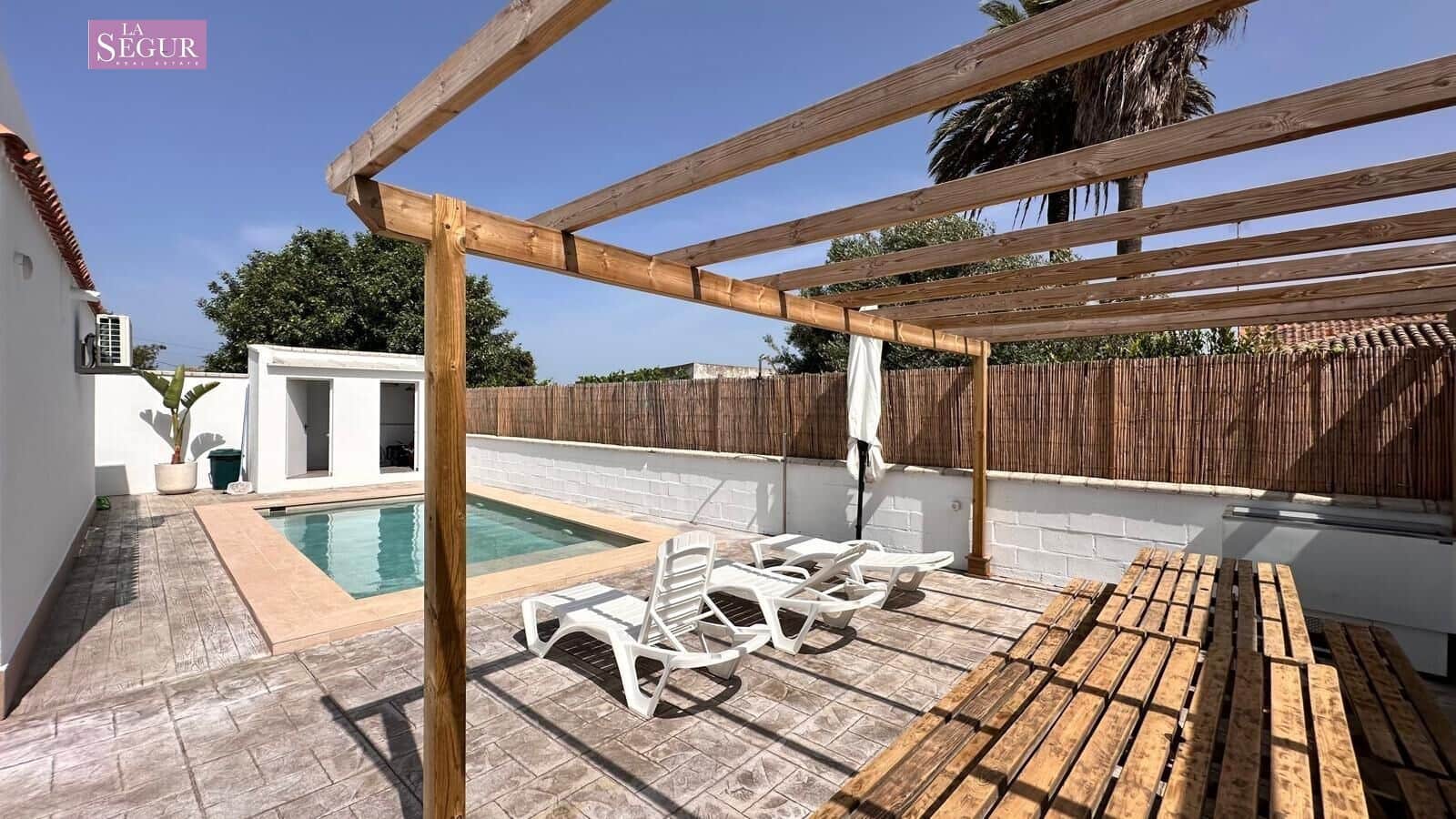 2 soveværelse Finca/Landehus til salg i Conil de la Frontera med swimmingpool - € 380.000 (Ref: 9065090)