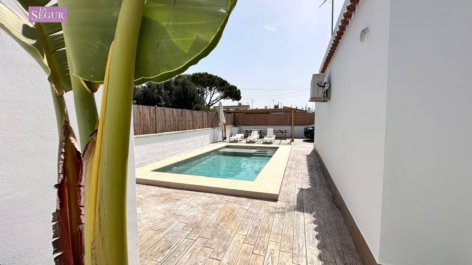 2 soveværelse Finca/Landehus til salg i Conil de la Frontera med swimmingpool - € 380.000 (Ref: 9065090)