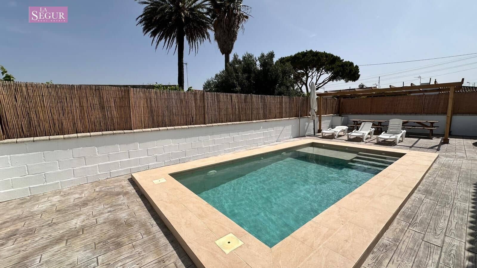 2 soveværelse Finca/Landehus til salg i Conil de la Frontera med swimmingpool - € 380.000 (Ref: 9065090)