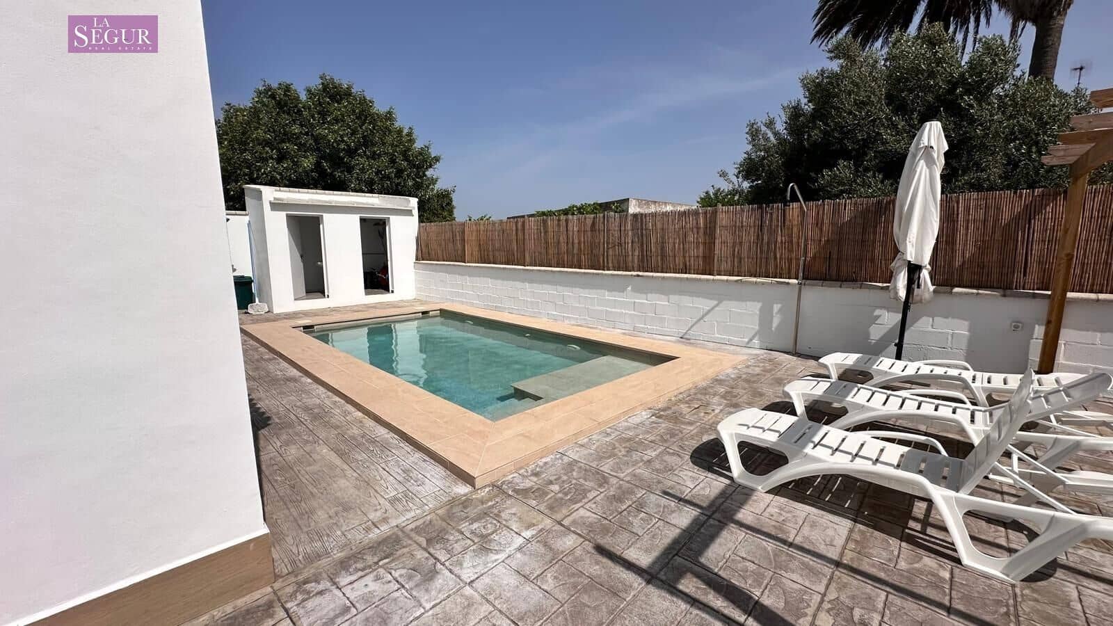 2 soveværelse Finca/Landehus til salg i Conil de la Frontera med swimmingpool - € 380.000 (Ref: 9065090)