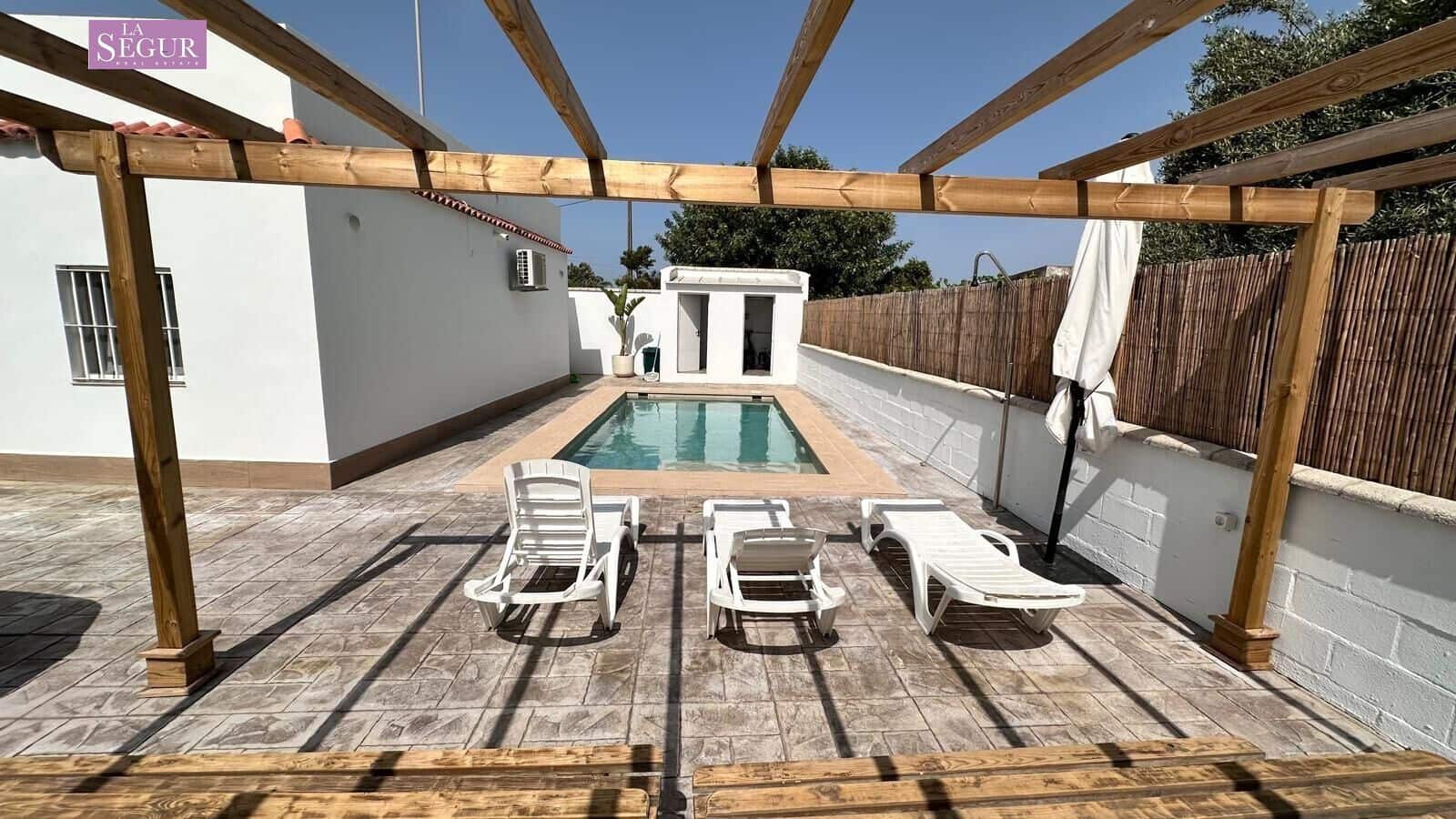 2 soveværelse Finca/Landehus til salg i Conil de la Frontera med swimmingpool - € 380.000 (Ref: 9065090)