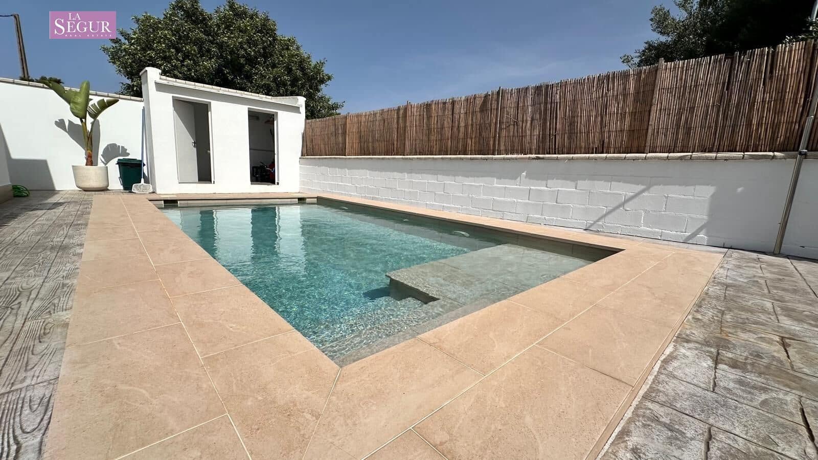 2 soveværelse Finca/Landehus til salg i Conil de la Frontera med swimmingpool - € 380.000 (Ref: 9065090)