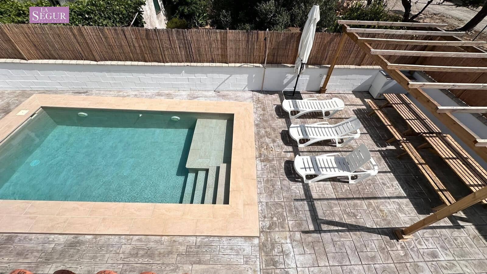 2 soveværelse Finca/Landehus til salg i Conil de la Frontera med swimmingpool - € 380.000 (Ref: 9065090)