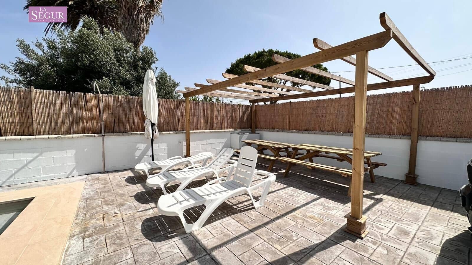 2 soveværelse Finca/Landehus til salg i Conil de la Frontera med swimmingpool - € 380.000 (Ref: 9065090)