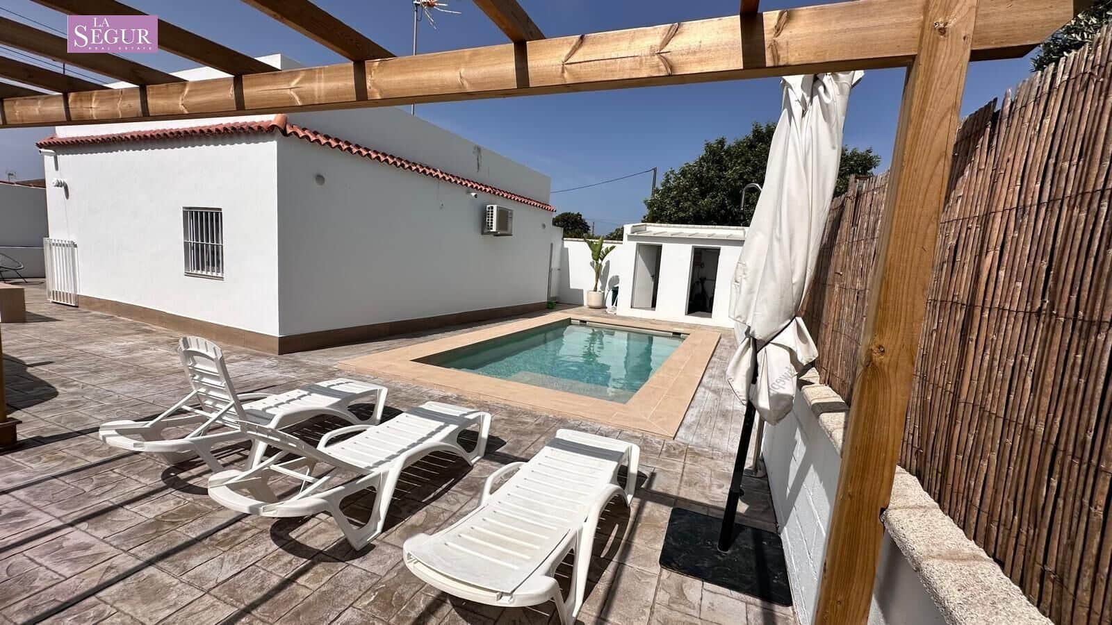 2 soveværelse Finca/Landehus til salg i Conil de la Frontera med swimmingpool - € 380.000 (Ref: 9065090)