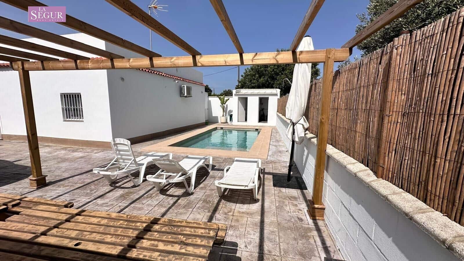 2 soveværelse Finca/Landehus til salg i Conil de la Frontera med swimmingpool - € 380.000 (Ref: 9065090)