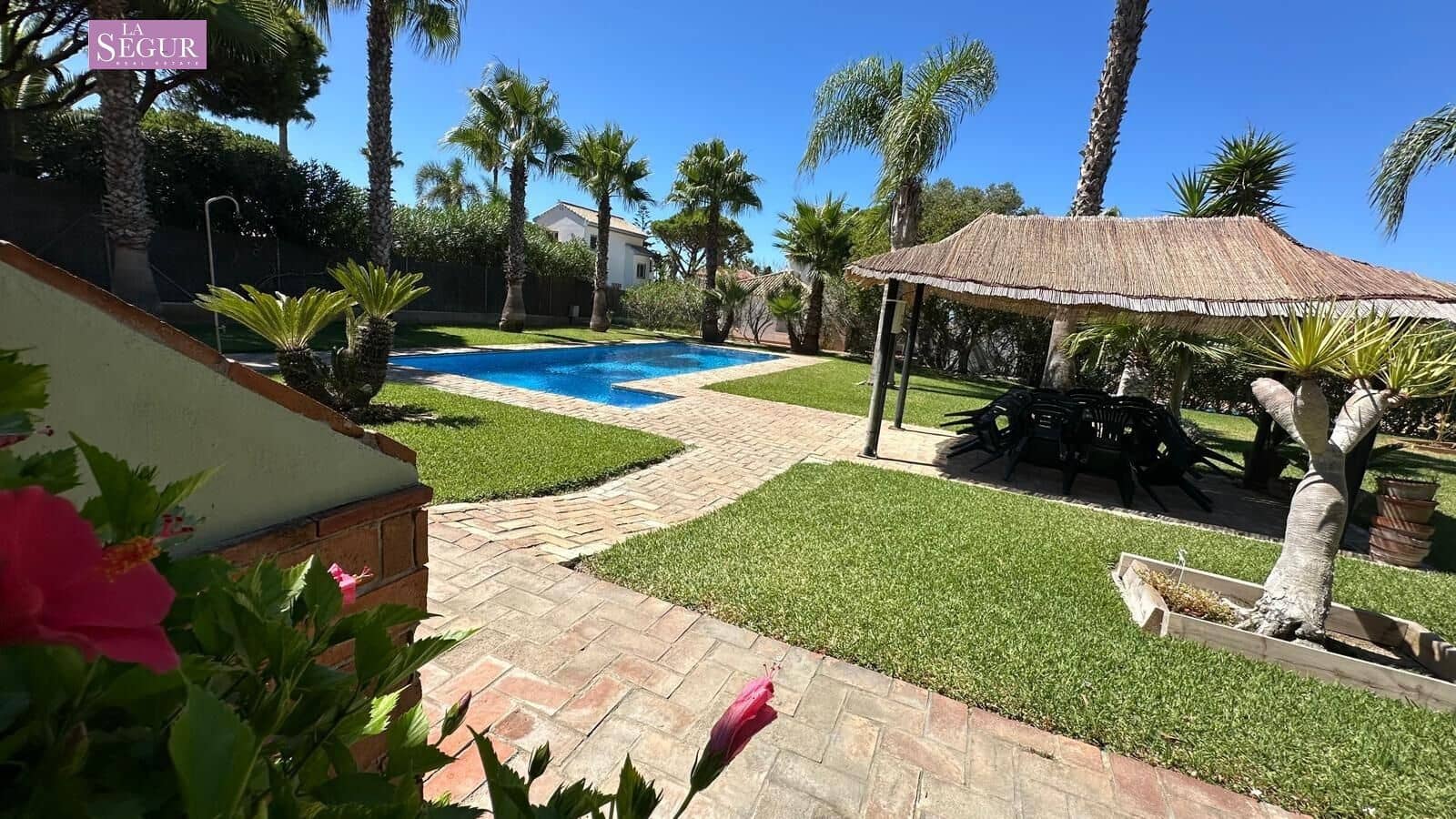 4 bedroom Villa for sale in Conil de la Frontera with garage - € 2,050,000 (Ref: 9208244)