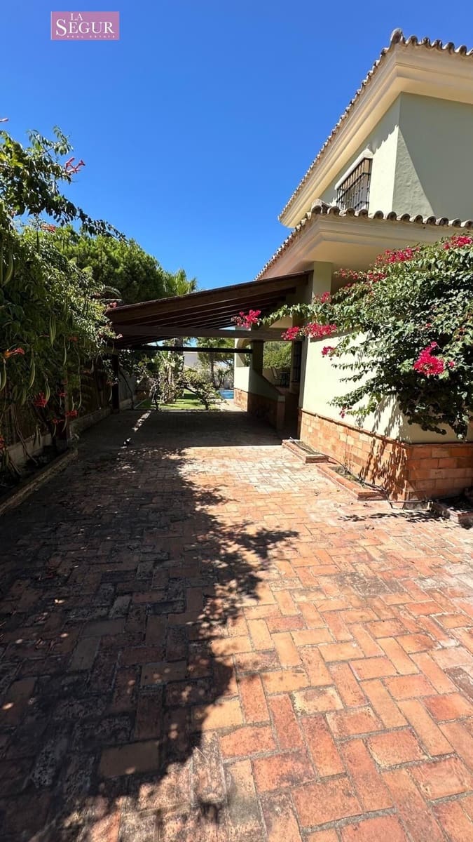 4 bedroom Villa for sale in Conil de la Frontera with garage - € 2,050,000 (Ref: 9208244)