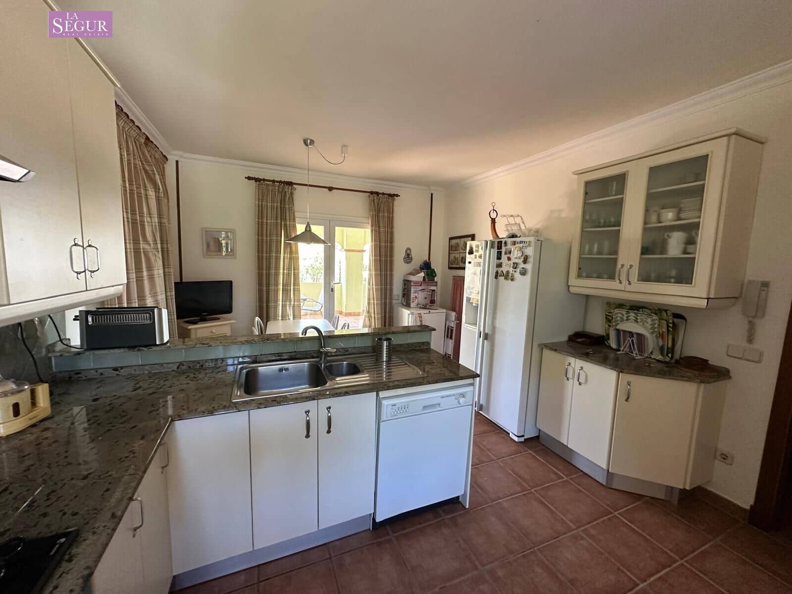 4 bedroom Villa for sale in Conil de la Frontera with garage - € 2,050,000 (Ref: 9208244)