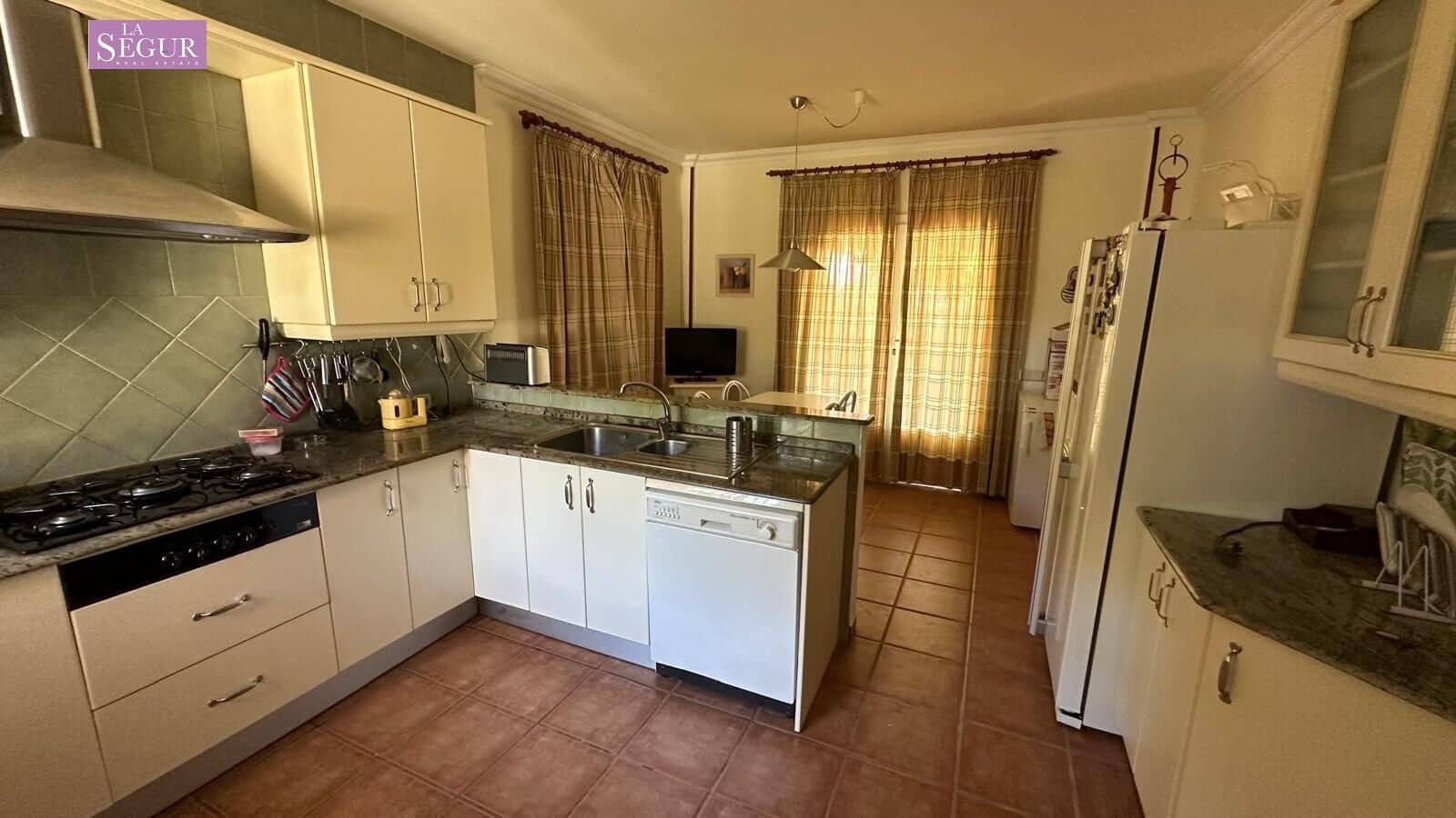 4 bedroom Villa for sale in Conil de la Frontera with garage - € 2,050,000 (Ref: 9208244)