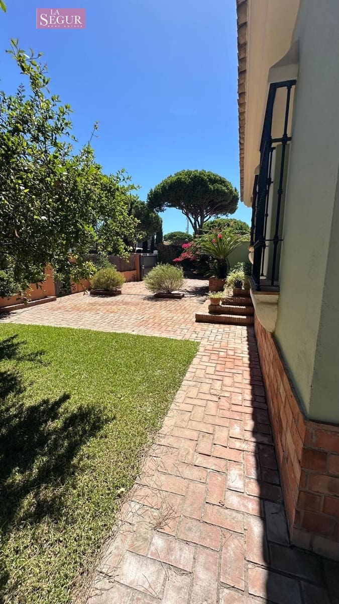 4 bedroom Villa for sale in Conil de la Frontera with garage - € 2,050,000 (Ref: 9208244)