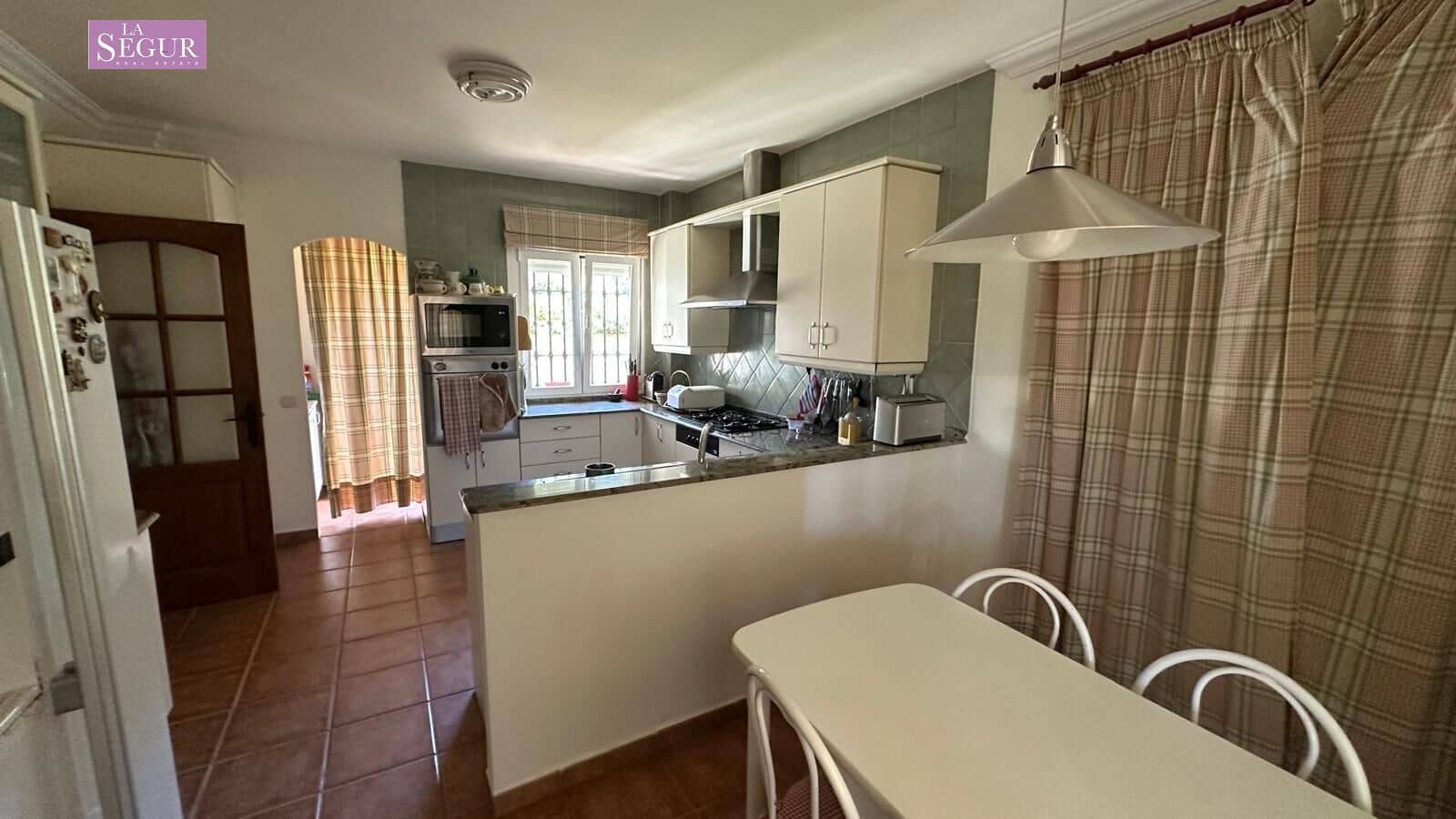 4 bedroom Villa for sale in Conil de la Frontera with garage - € 2,050,000 (Ref: 9208244)