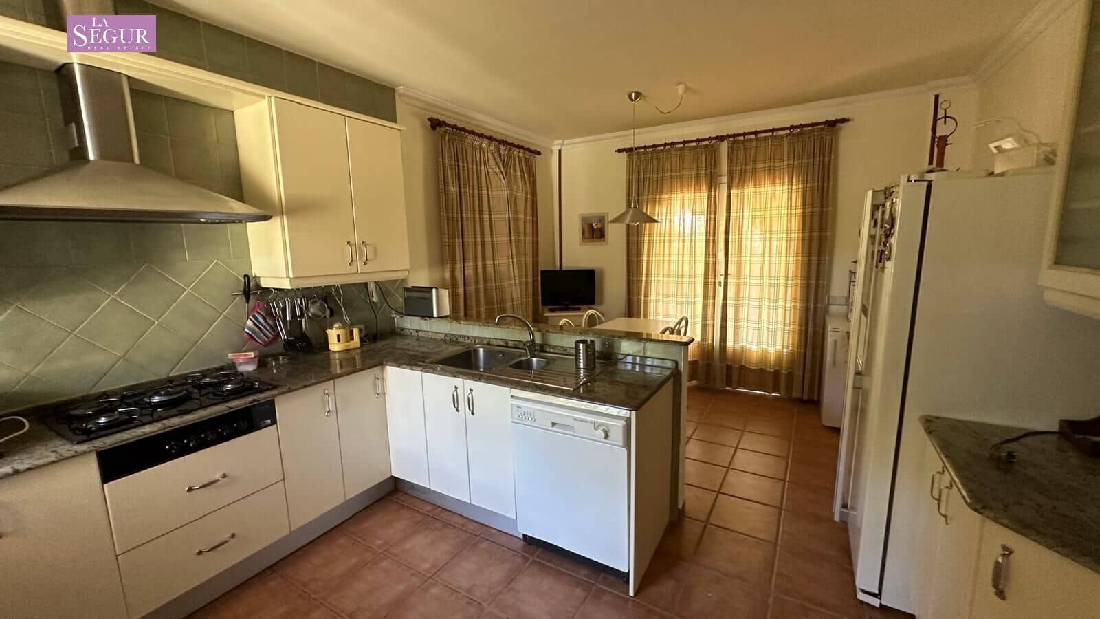 4 bedroom Villa for sale in Conil de la Frontera with garage - € 2,050,000 (Ref: 9208244)