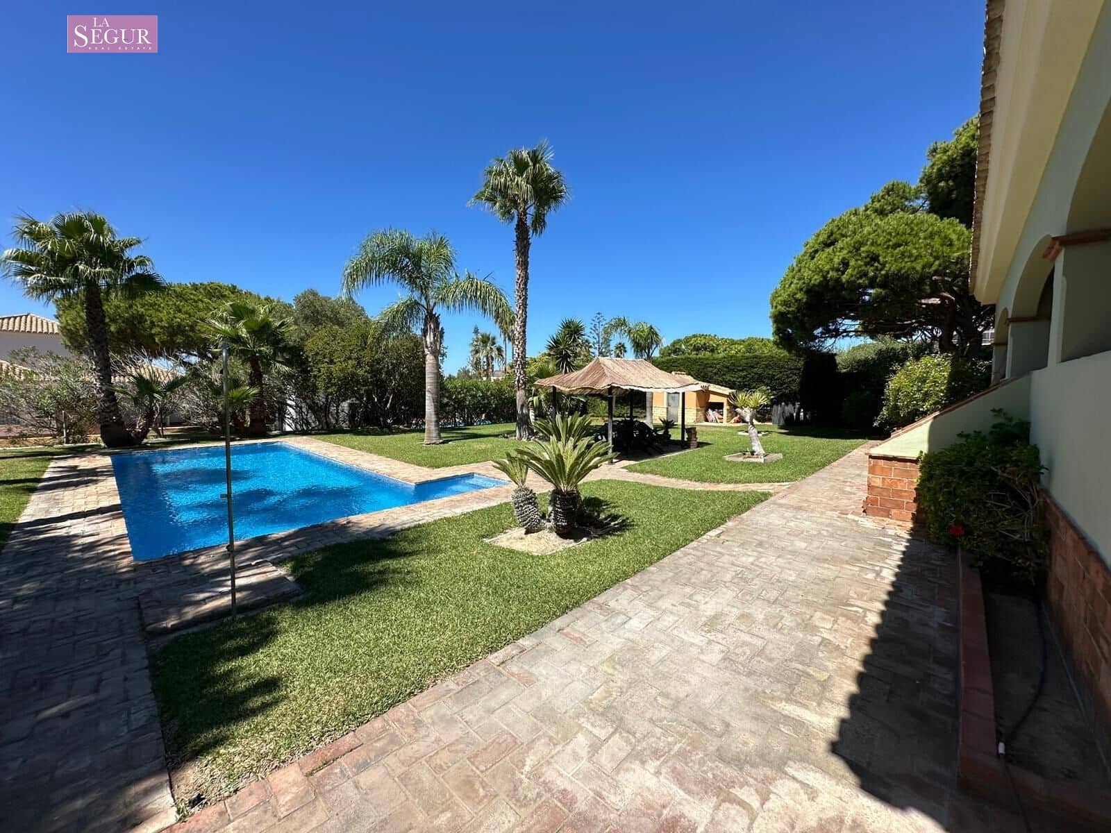 4 bedroom Villa for sale in Conil de la Frontera with garage - € 2,050,000 (Ref: 9208244)