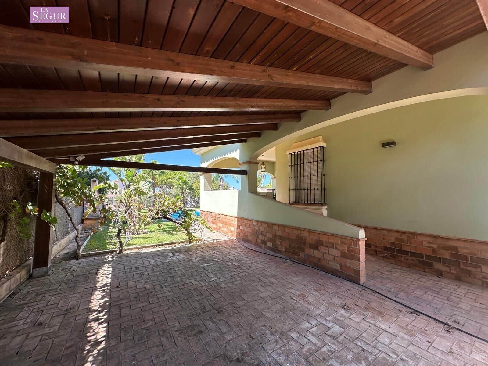 4 bedroom Villa for sale in Conil de la Frontera with garage - € 2,050,000 (Ref: 9208244)