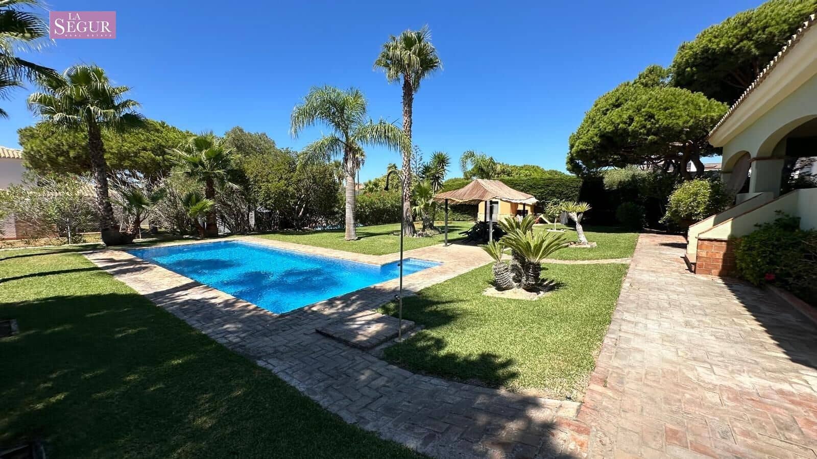 4 bedroom Villa for sale in Conil de la Frontera with garage - € 2,050,000 (Ref: 9208244)