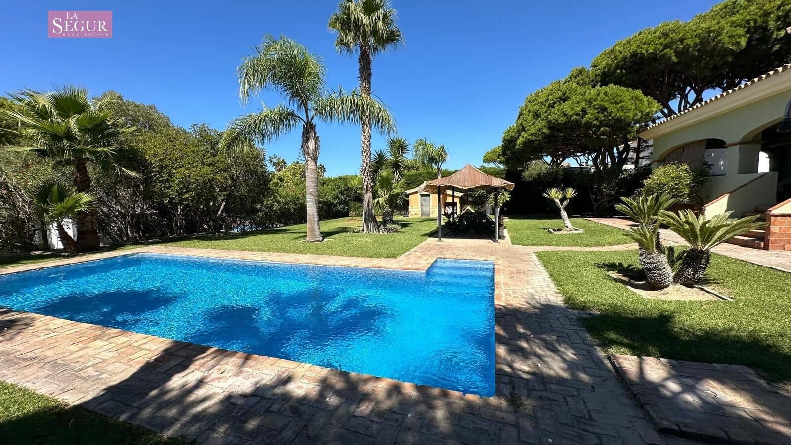 4 bedroom Villa for sale in Conil de la Frontera with garage - € 2,050,000 (Ref: 9208244)