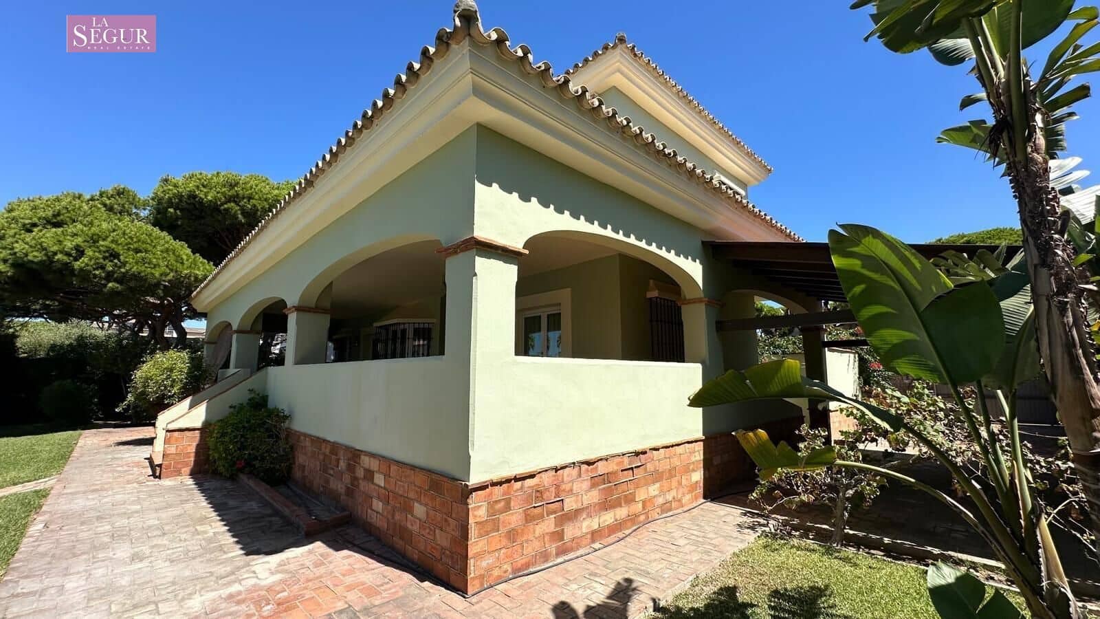 4 bedroom Villa for sale in Conil de la Frontera with garage - € 2,050,000 (Ref: 9208244)