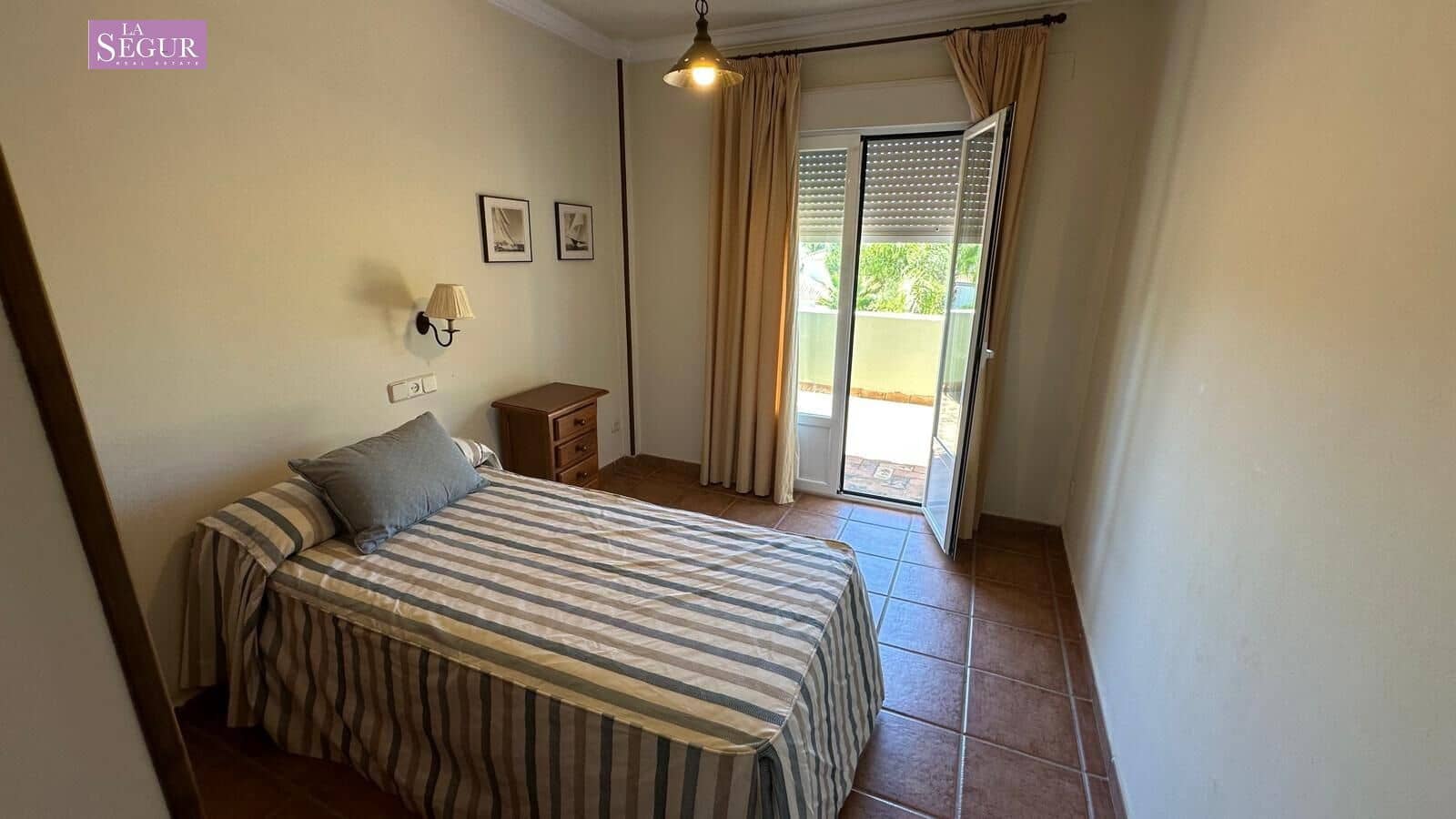 4 bedroom Villa for sale in Conil de la Frontera with garage - € 2,050,000 (Ref: 9208244)