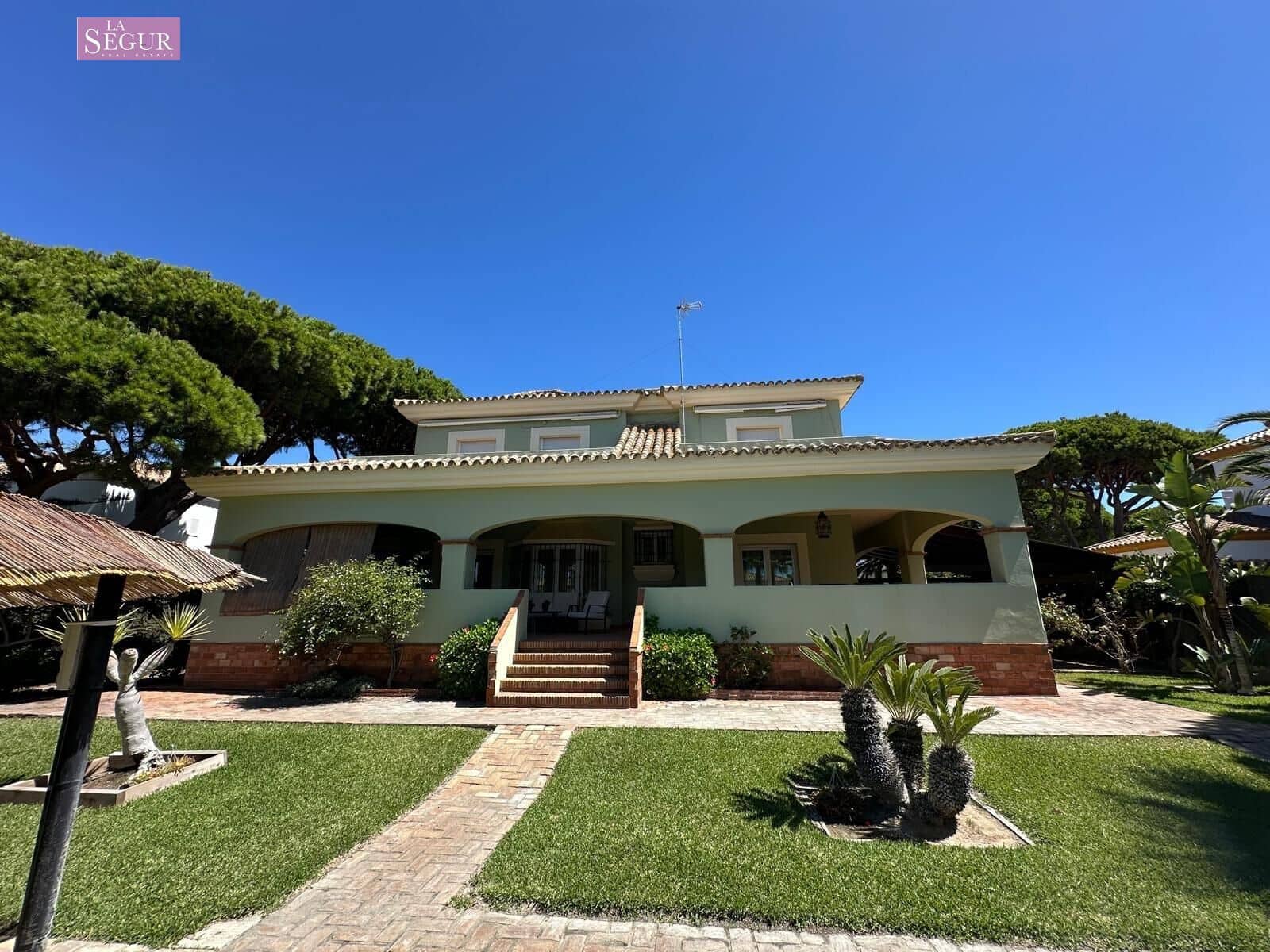 4 bedroom Villa for sale in Conil de la Frontera with garage - € 2,050,000 (Ref: 9208244)