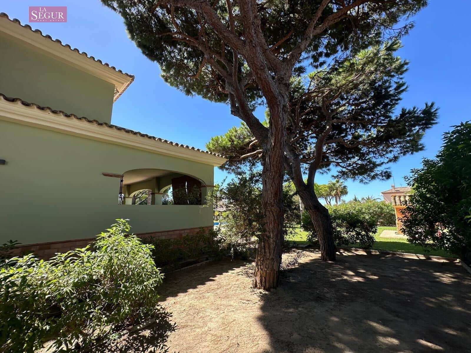 4 bedroom Villa for sale in Conil de la Frontera with garage - € 2,050,000 (Ref: 9208244)