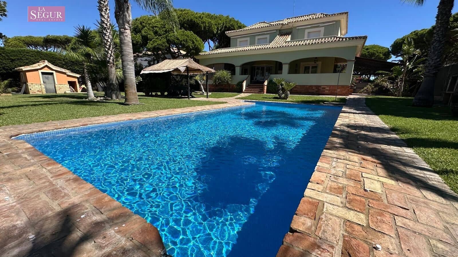 4 bedroom Villa for sale in Conil de la Frontera with garage - € 2,050,000 (Ref: 9208244)
