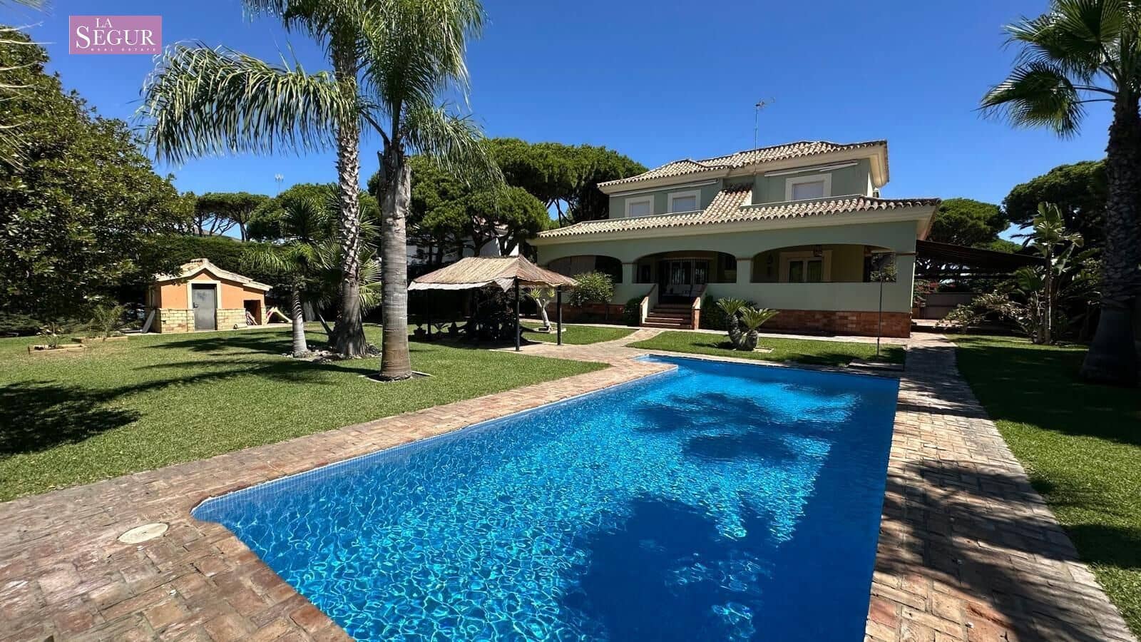 4 bedroom Villa for sale in Conil de la Frontera with garage - € 2,050,000 (Ref: 9208244)