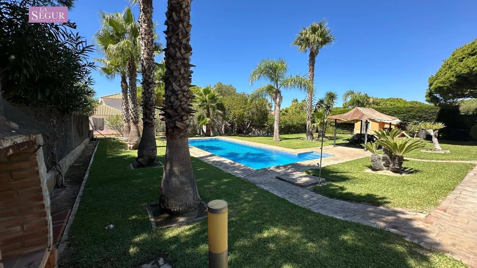 4 bedroom Villa for sale in Conil de la Frontera with garage - € 2,050,000 (Ref: 9208244)