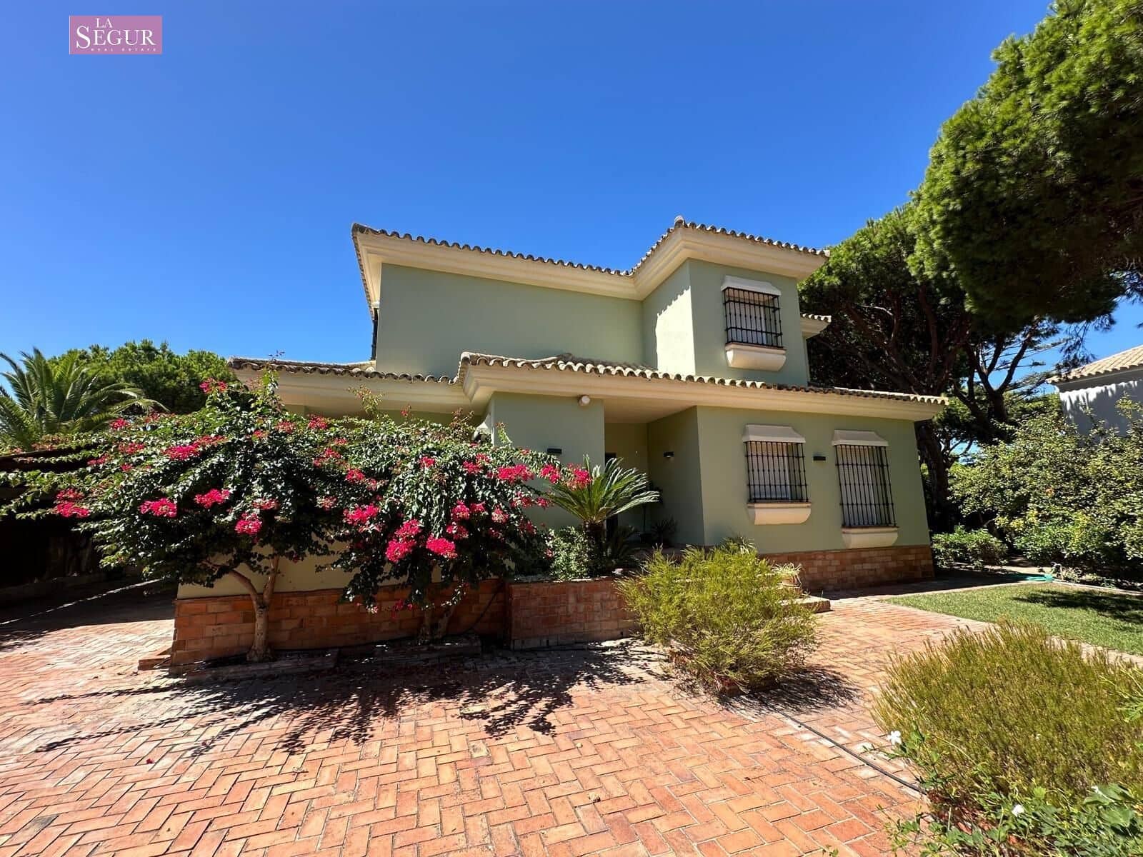 4 bedroom Villa for sale in Conil de la Frontera with garage - € 2,050,000 (Ref: 9208244)