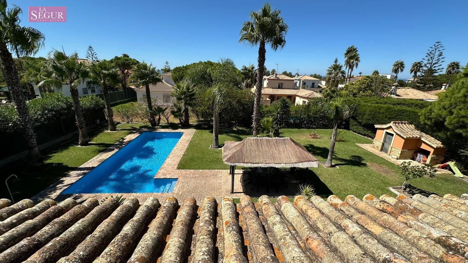 4 bedroom Villa for sale in Conil de la Frontera with garage - € 2,050,000 (Ref: 9208244)