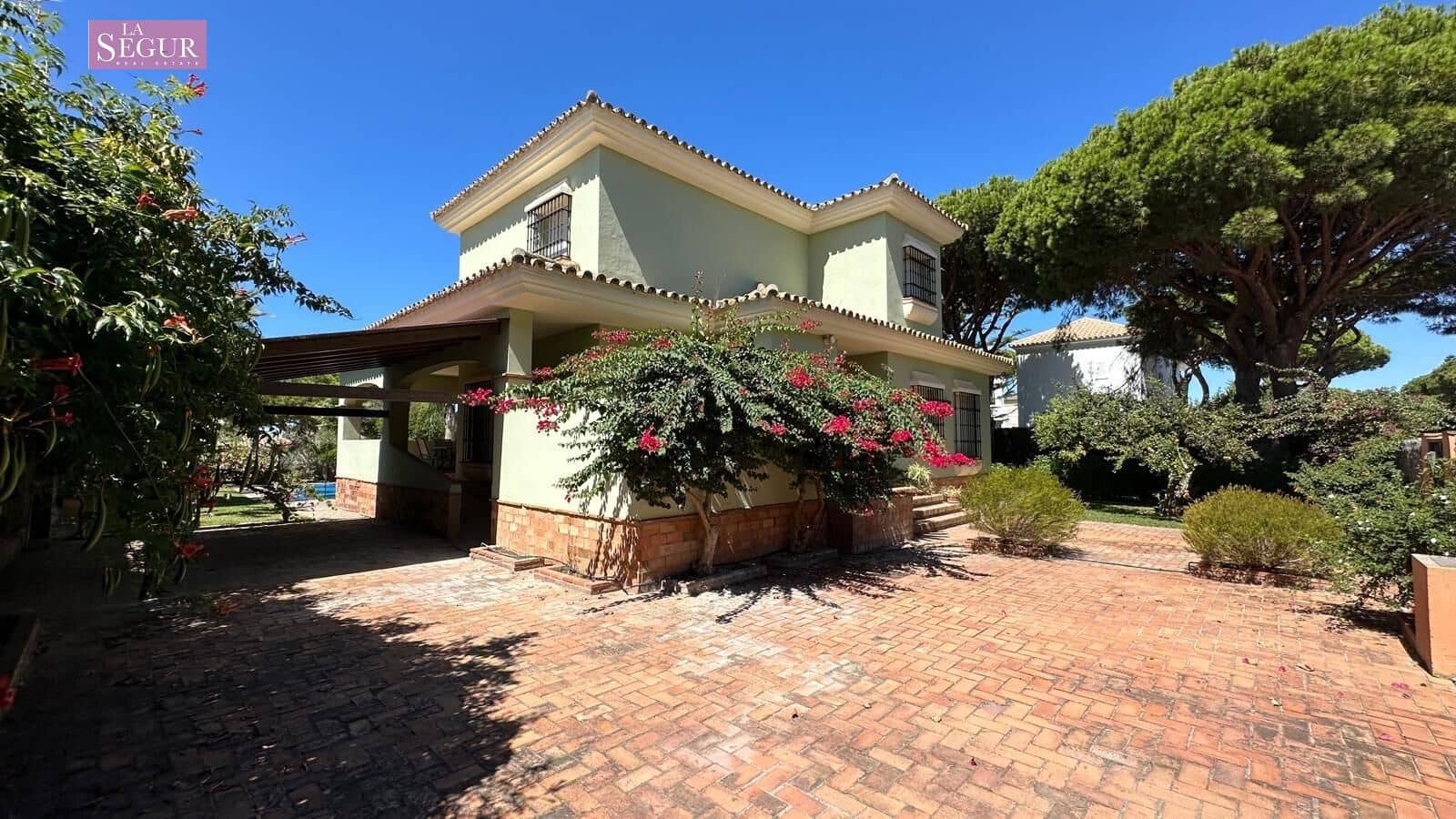 4 bedroom Villa for sale in Conil de la Frontera with garage - € 2,050,000 (Ref: 9208244)