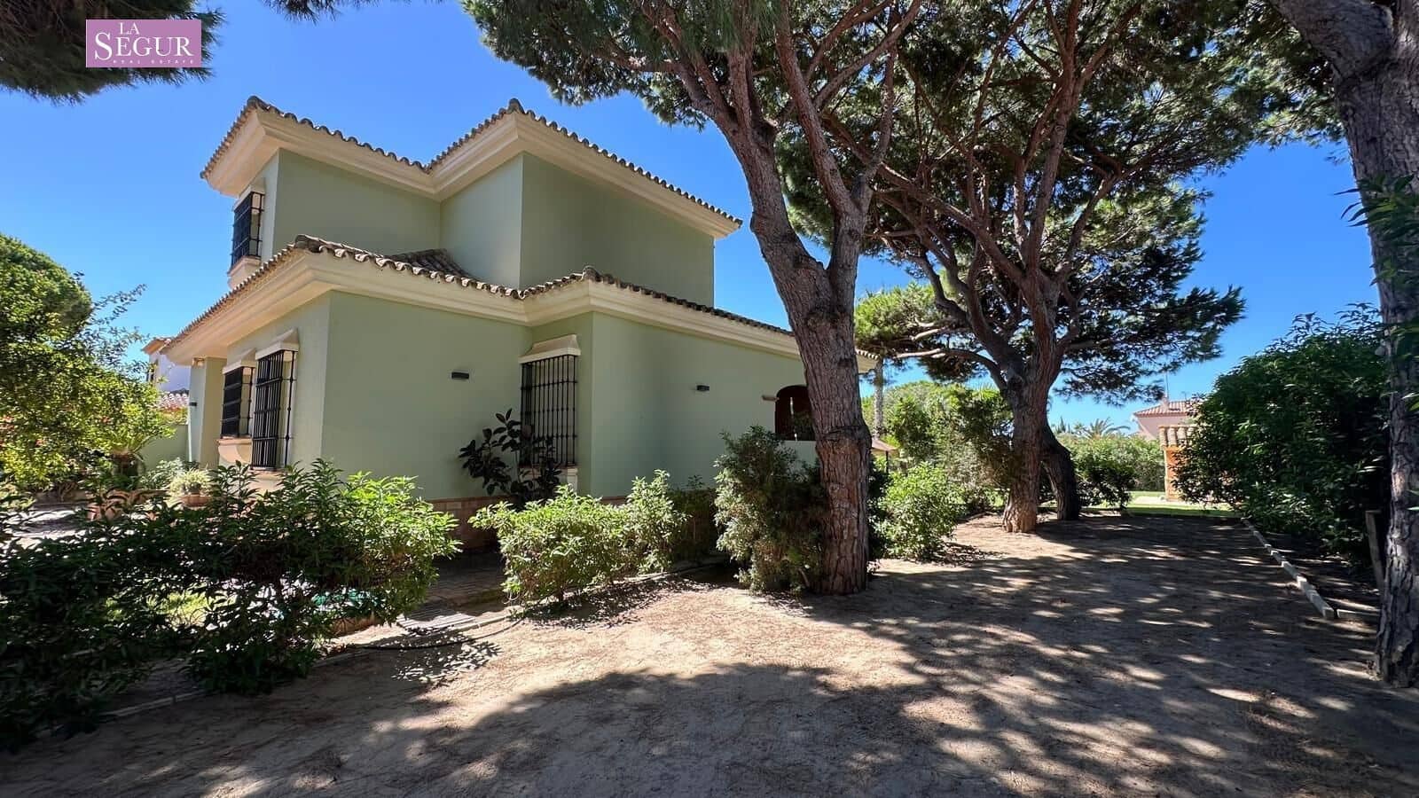 4 bedroom Villa for sale in Conil de la Frontera with garage - € 2,050,000 (Ref: 9208244)