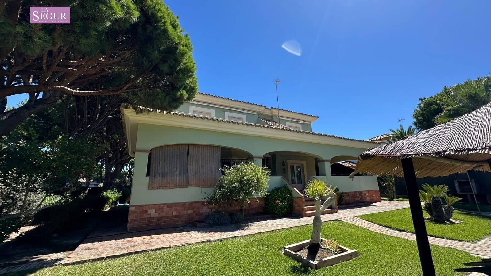 4 bedroom Villa for sale in Conil de la Frontera with garage - € 2,050,000 (Ref: 9208244)