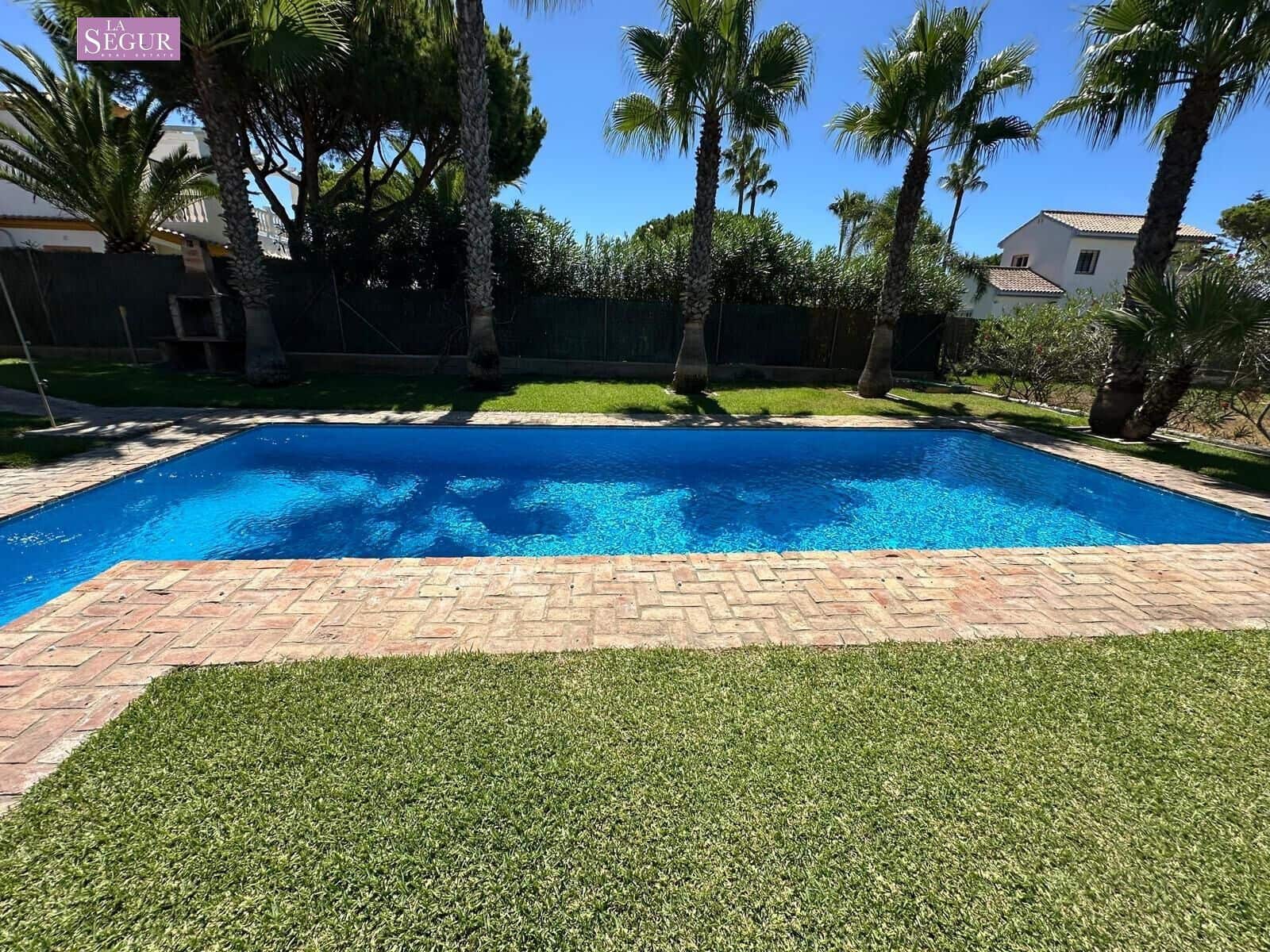 4 bedroom Villa for sale in Conil de la Frontera with garage - € 2,050,000 (Ref: 9208244)