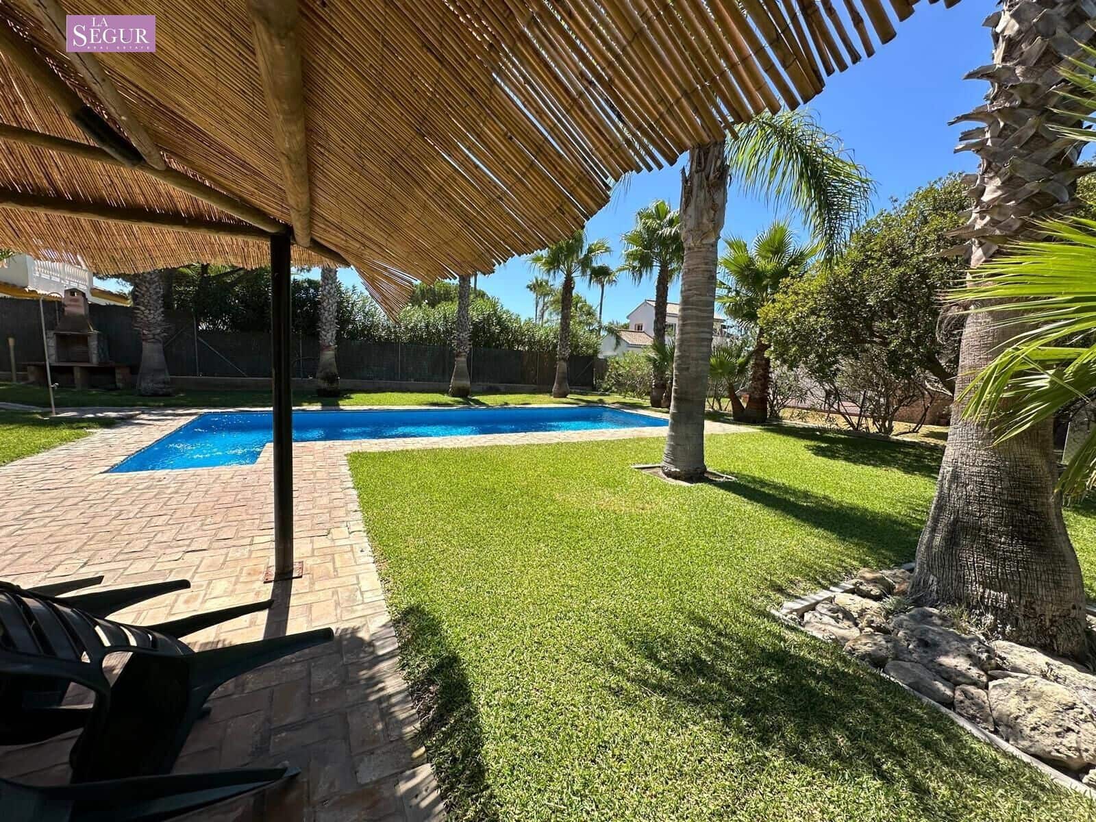 4 bedroom Villa for sale in Conil de la Frontera with garage - € 2,050,000 (Ref: 9208244)