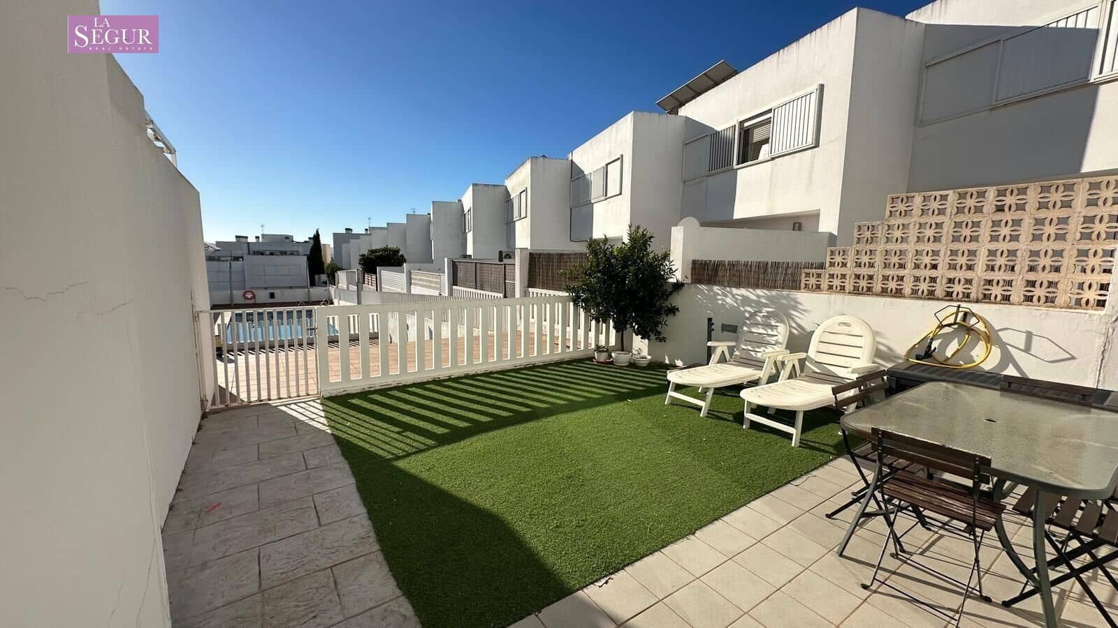 Adosado de 3 habitaciones en Conil de la Frontera en venta con piscina - 377.000 € (Ref: 9228806)
