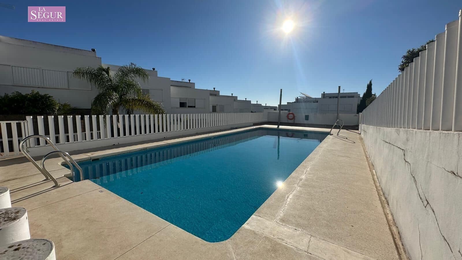 Adosado de 3 habitaciones en Conil de la Frontera en venta con piscina - 377.000 € (Ref: 9228806)
