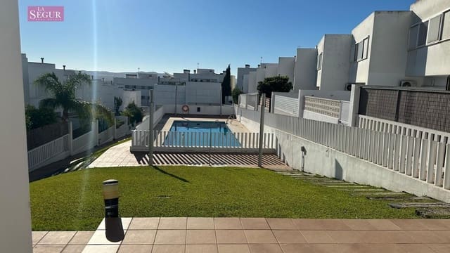 Adosado de 3 habitaciones en Conil de la Frontera en venta con piscina - 377.000 € (Ref: 9228806)
