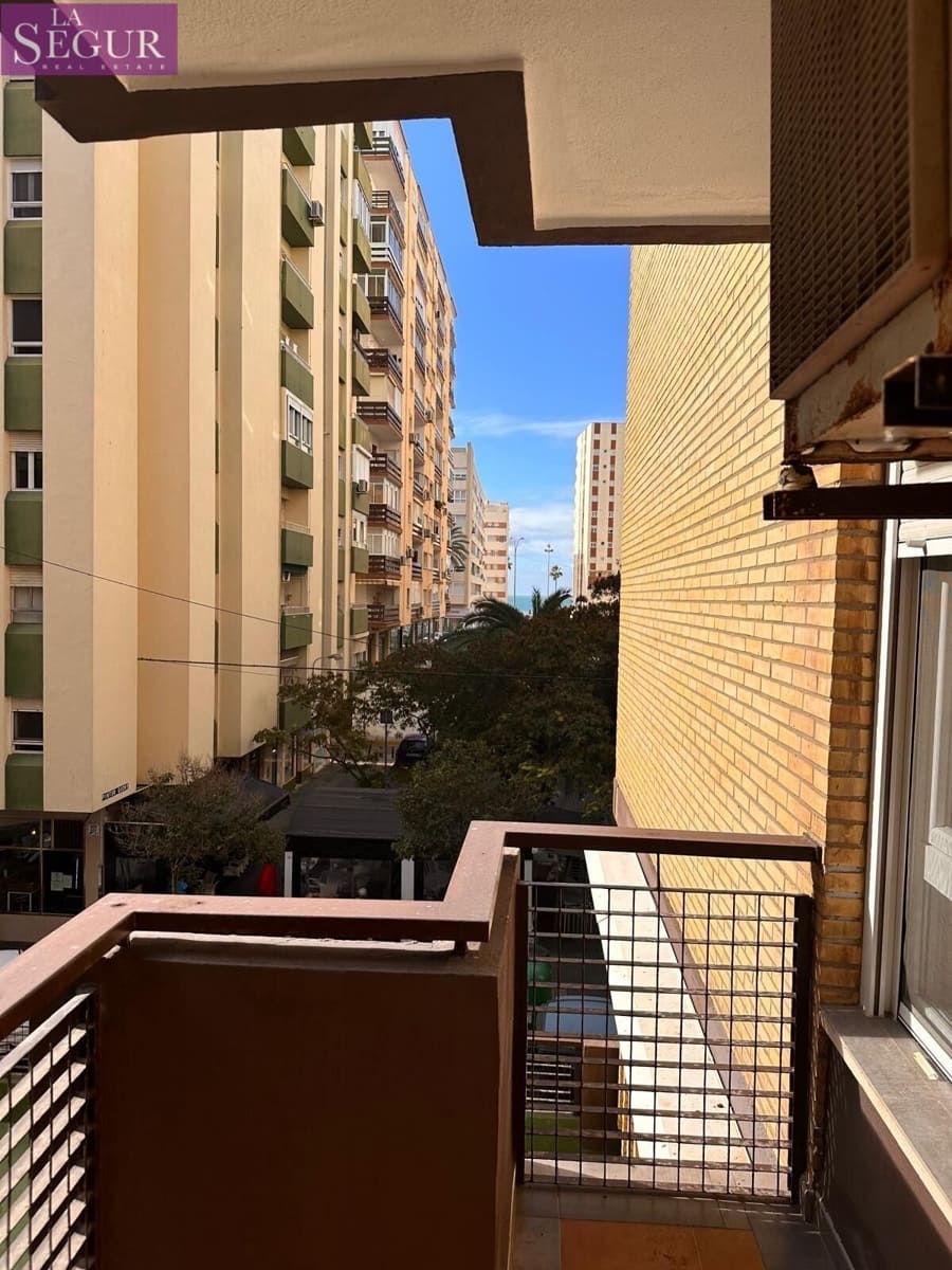 4 bedroom Flat for sale in Cadiz city - € 410,000 (Ref: 9446273)