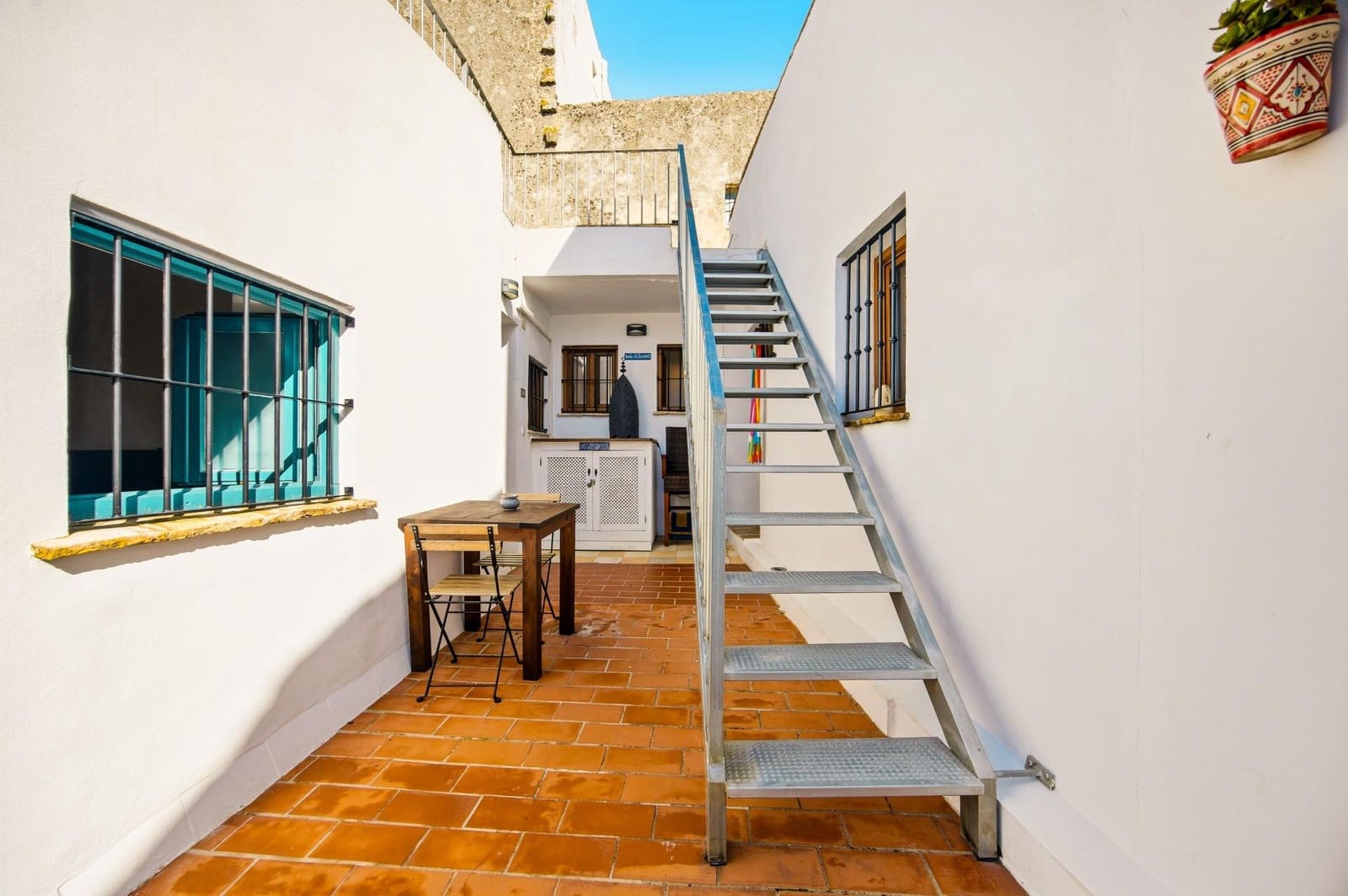 5 bedroom Apartment for sale in Vejer de la Frontera - € 370,000 (Ref: 9508817)