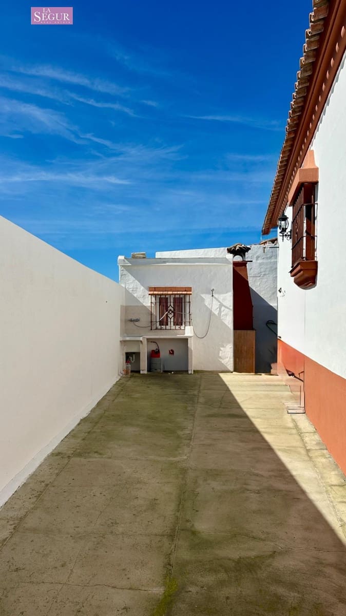 4 bedroom Villa for sale in Conil de la Frontera with pool garage - € 410,000 (Ref: 9634162)