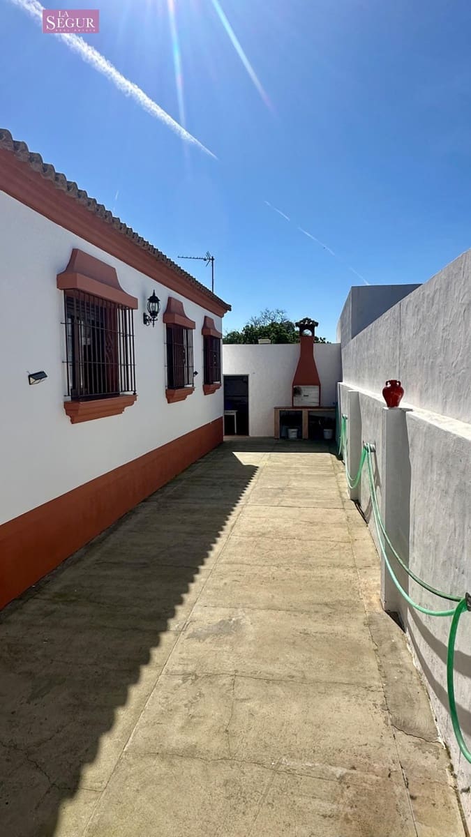 4 bedroom Villa for sale in Conil de la Frontera with pool garage - € 410,000 (Ref: 9634162)